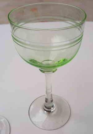 Drei grüne Gläser Uranglas 55d