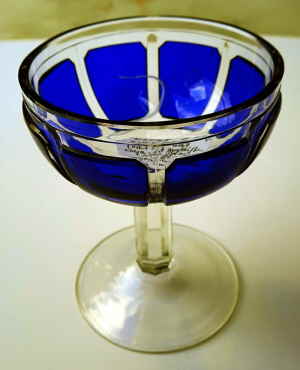 Zierpokal Überfangglas  Blau 29d