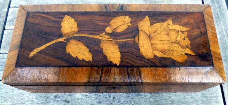 Holzkästchen mit intarsierter Rose 50863x