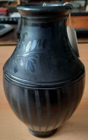 Keramik Schwarz Ritzdekor signiert 39d